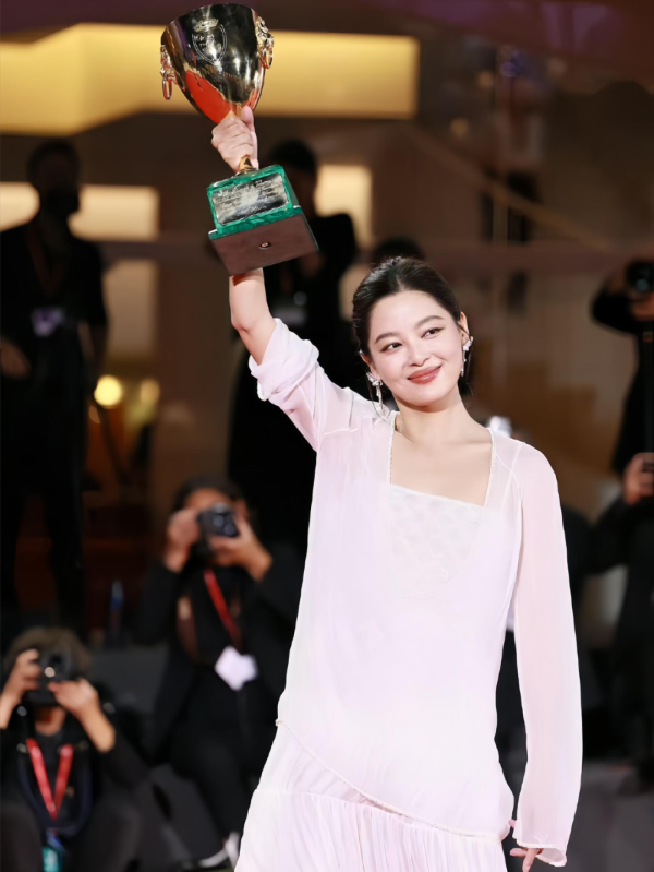 指南针股票 从鹤岗女孩到威尼斯影后，辛芷蕾不服输的人生到底有多带感